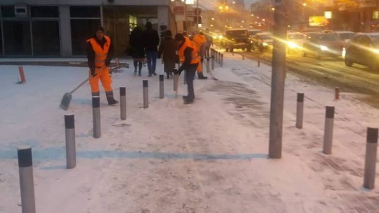 Ndërmarrja publike “Higjiena komunale” vazhdon me pastrimin e borës në Shkup
