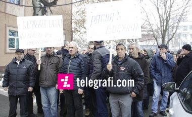 Punëtorët teknikë të shkollave protestojnë para Komunës së Prishtinës