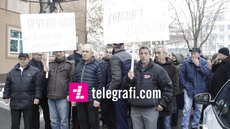 Punëtorët teknikë të shkollave protestojnë para Komunës së Prishtinës
