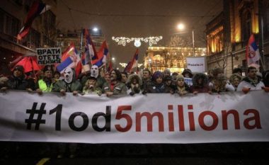Mijëra protestues në Serbi, kundër Vuçiqit