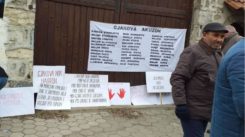 Shpërndahen protestuesit, pelegrinët serbë nuk erdhën në Gjakovë