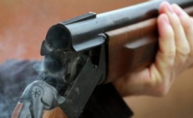 Policia gjen dhe konfiskon dy pushkë dhe fishekë në shtëpinë e të dyshuarit në Han të Elezit