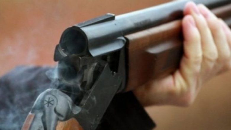 Policia gjen dhe konfiskon dy pushkë dhe fishekë në shtëpinë e të dyshuarit në Han të Elezit