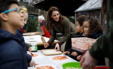 “A ha mbretëresha pica?” – Kate Middleton vihet para pyetjeve interesante teksa gatuan me nxënësit e një shkolle