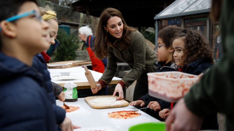 “A ha mbretëresha pica?” – Kate Middleton vihet para pyetjeve interesante teksa gatuan me nxënësit e një shkolle