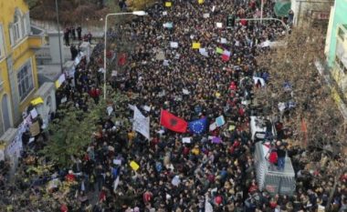 Zhvillimet politike në Shqipëri – opozita proteston, pozita mban seancë plenare