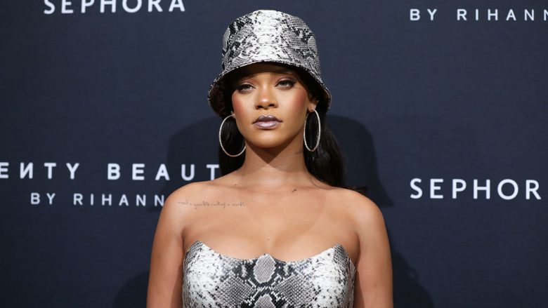 Rihanna padit babanë e saj