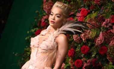 Në ditëlindjen e Kate Mossit, Rita Ora publikon fotografi ku shfaqet e zhveshur në shtrat me të