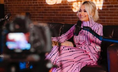 Rita Ora duket atraktive në ngjyrën rozë, bën për vete fansat që në mëngjes