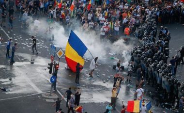 Rumania pranë amnistimit të politikanëve të burgosur për korrupsion, priten protesta popullore