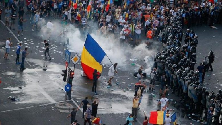 Rumania pranë amnistimit të politikanëve të burgosur për korrupsion, priten protesta popullore