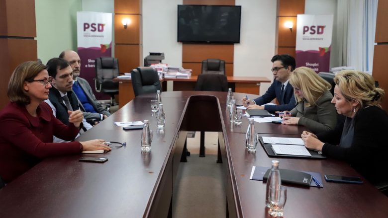 Deputetët e PSD-së takohen me Apostolovan, diskutojnë edhe për dialogun