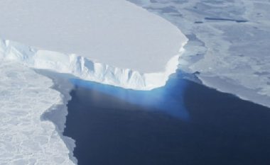 ‘Liqeni i akullit misterioz’, shkencëtarët zbulojnë gjurmë jete nën shtresat e akullit në Antarktik (Video)