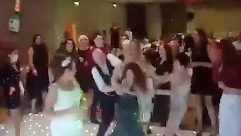 Mysafirët e dasmës “përleshen” për buqetën e hedhur nga nusja (Video)