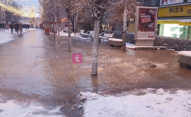Shpërthen gypi i ujit në sheshin e Prishtinës
