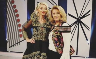 Nënë e bijë Shkurte Fejza dhe Gresa Behluli shkëlqejnë në veshje kombëtare