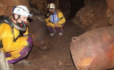Gjetja e verërave prehistorike në shpellë habit shkencëtarët (Foto)