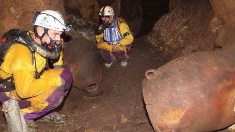 Gjetja e verërave prehistorike në shpellë habit shkencëtarët (Foto)