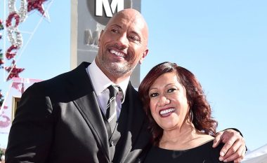 “The Rock” e bën nënën të përlotet, aktori i dhuron një shtëpi të re