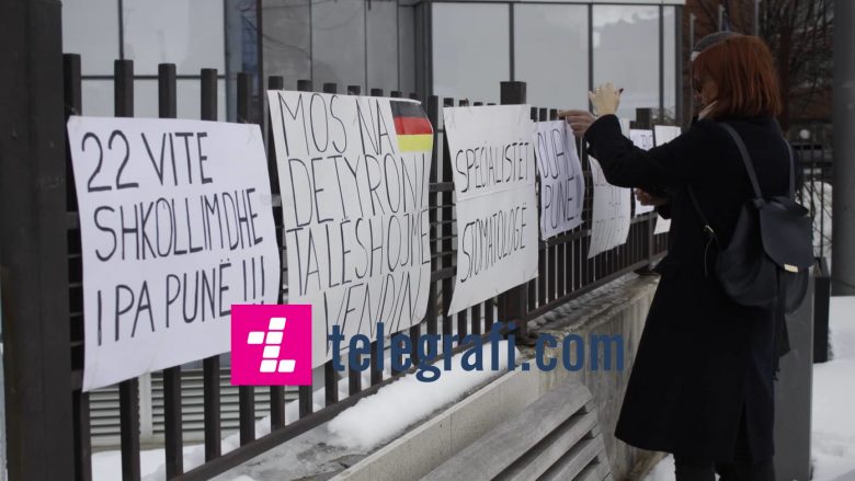 Specialistët stomatologë me protesta vazhdojnë të kërkojnë punësimin e tyre (Foto)