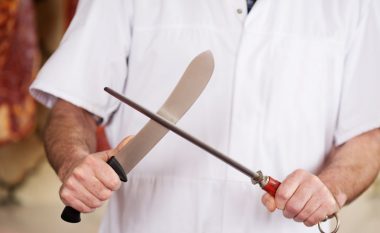 Si mprehet thika: Thika e mprehtë është më pak e rrezikshme se ajo e topitura, thonë kuzhinierët profesionistë (Video)