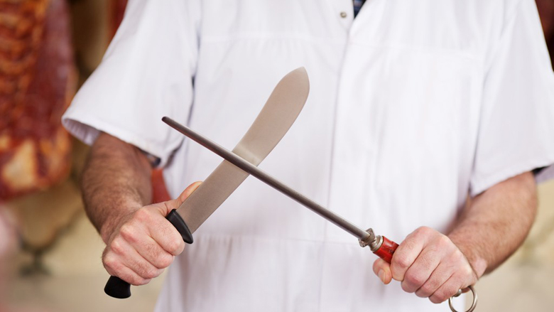 Si mprehet thika: Thika e mprehtë është më pak e rrezikshme se ajo e topitura, thonë kuzhinierët profesionistë (Video)