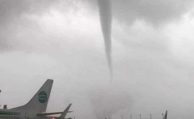 Tornado godet aeroplanin në Turqi, lëndohen 12 pasagjerë (Video)