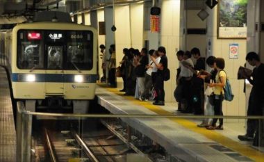 Tokio, shujtë falas për ato që shmangin tollovinë e mëngjesit në metro