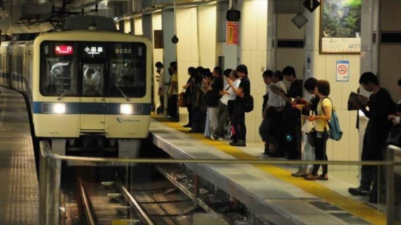 Tokio, shujtë falas për ato që shmangin tollovinë e mëngjesit në metro