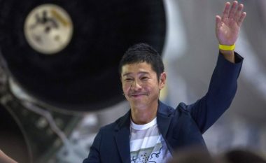 Miliarderi japonez dhuron gati një milion dollarë për një titull në Twitter
