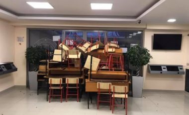 Studentët në Shqipëri bllokojnë hyrjen e juridikut me karrige