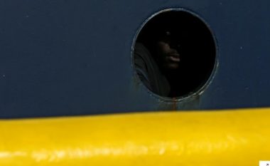 Emigrantët e bllokuar në det, presin të dëshpëruar portin e BE-së