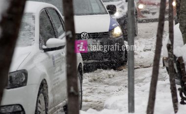​Reshjet e borës vështirësojnë lëvizjen në rrugë, 86 aksidente për 24 orë
