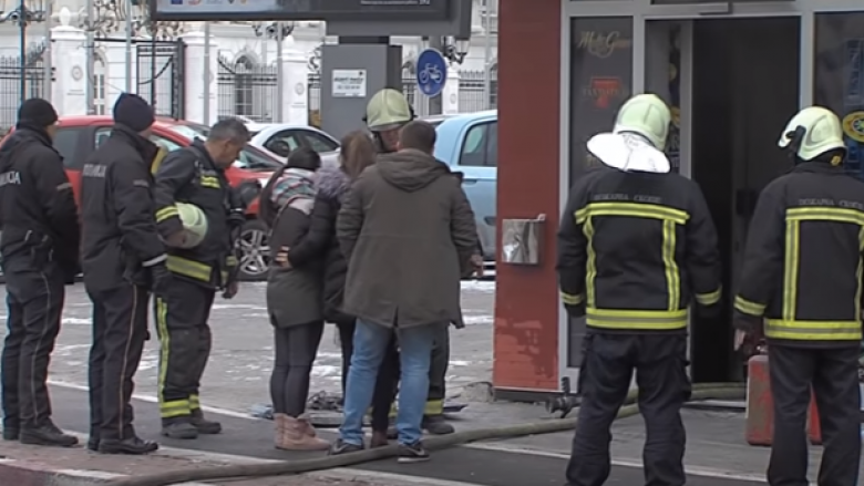 Zjarr në një kazino në qendër të Shkupit (Video)