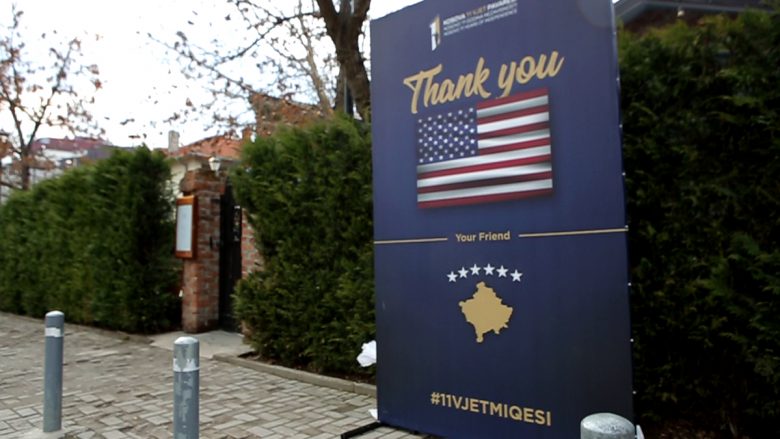 Në 11 vjetorin e Pavarësisë, kafiteritë e Prishtinës falenderojnë shtetet mike të Kosovës në gjuhën e tyre (Foto)
