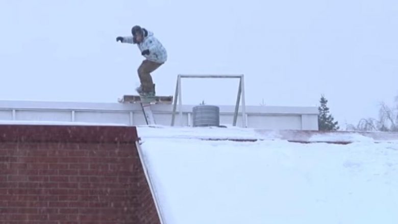 Deshi të skijon mbi kulmin me borë, finlandezi e pësoi keq (Video)