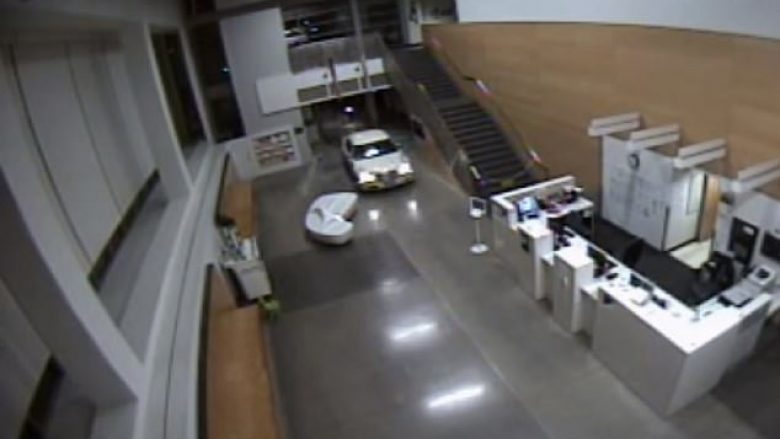 Futet me veturë në stacionin e policisë amerikane, gruaja tenton të ikë – ngec në kornizën e dyerve (Video)