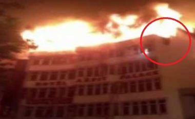 Zjarri kaplon një hotel në Indi – pushuesit kërcenin nga dritaret për t’i shpëtuar më të keqes – raportohet për 17 të vdekur (Video, +18)