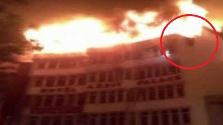 Zjarri kaplon një hotel në Indi – pushuesit kërcenin nga dritaret për t’i shpëtuar më të keqes – raportohet për 17 të vdekur (Video, +18)