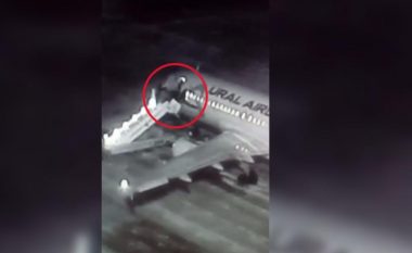 Shemben shkallët e aeroplanit në Rusi, lëndohen pesë pasagjerë (Video)