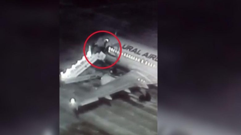 Shemben shkallët e aeroplanit në Rusi, lëndohen pesë pasagjerë (Video)