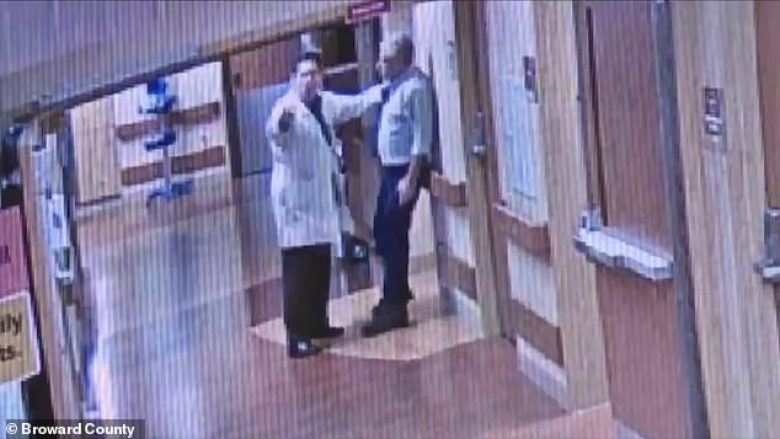 I pakënaqur me trajtimin që i është bërë mikut të tij, mjeku i spitalit të Floridës grushton burrin në korridor (Video, +18)