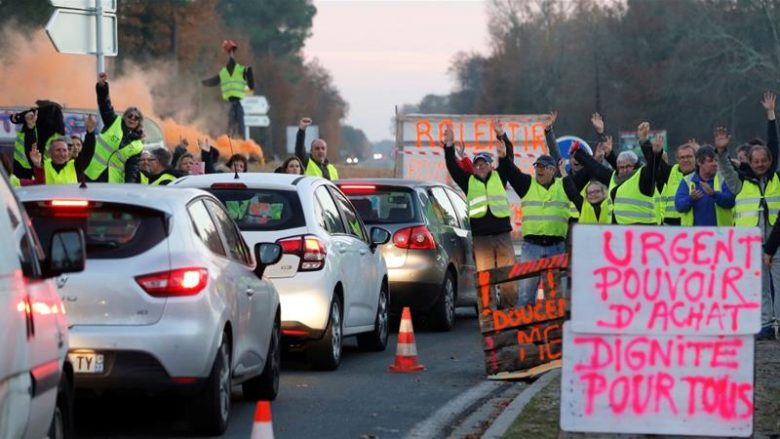 Bie mbështetja ndaj “jelekverdhëve”, populli do ndaljen e protestave?