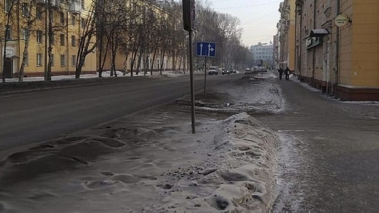 Në Siberi bora merr ngjyrë të zezë, shkak miniera e thëngjillit (Foto)