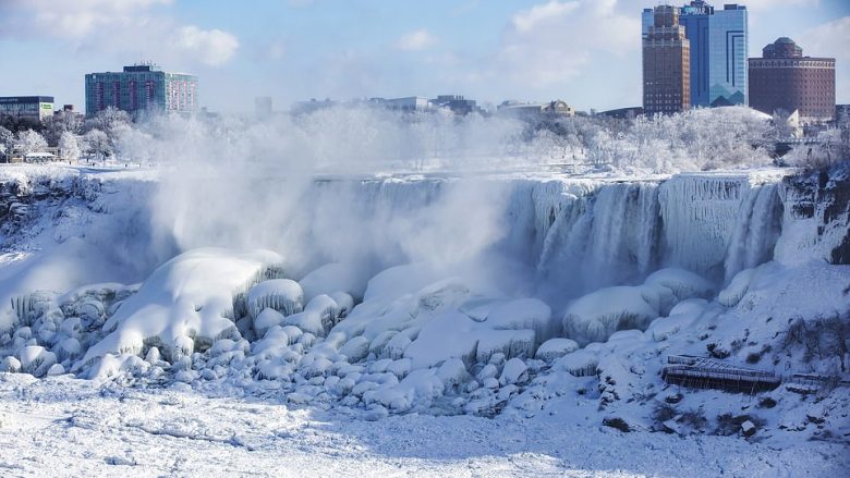 Pasojat e temperaturave të ulëta, ngrihet ujëvara e Niagarës (Video)