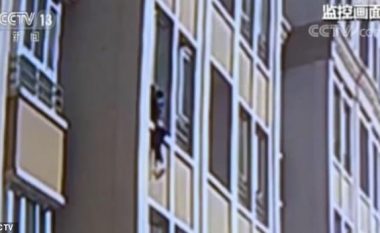Kinezi 5-vjeç përfundon i varur në dritaren e katit të tretë, fqinji ngjitet nëpër mur pa pajisje mbrojtëse për ta shpëtuar (Video)