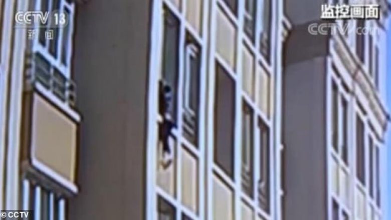Kinezi 5-vjeç përfundon i varur në dritaren e katit të tretë, fqinji ngjitet nëpër mur pa pajisje mbrojtëse për ta shpëtuar (Video)