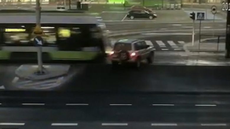 Tramvaji godet veturën brenda të cilës ishte një grua dhe dy fëmijët e saj, shpëtojnë mrekullisht (Video)