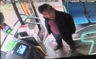 Burri i dehur refuzon të paguaj biletën dhe provokon shoferin e autobusit, e pëson keq nga një pasagjer – e nokauton me vetëm një shqelm (Video, +18)