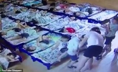 Edukatorja kineze dënohet me tetë muaj burgim, filmohet nga kamerat e sigurisë duke keqtrajtuar fëmijët që nuk donin të flinin (Video, +16)